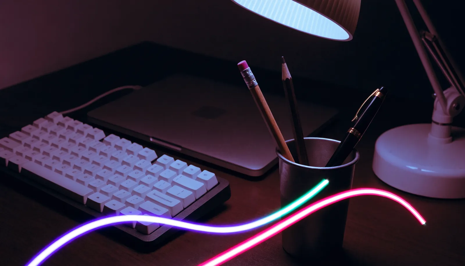 Coin bureau sobre, clavier et lampe dans la pénombre