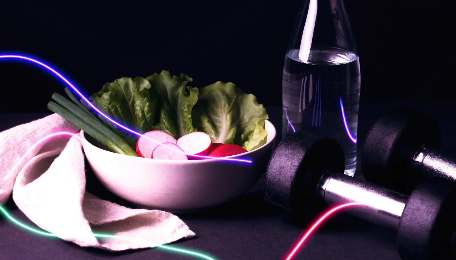 Bol de légumes et bouteille d'eau dans une lumière tamisée